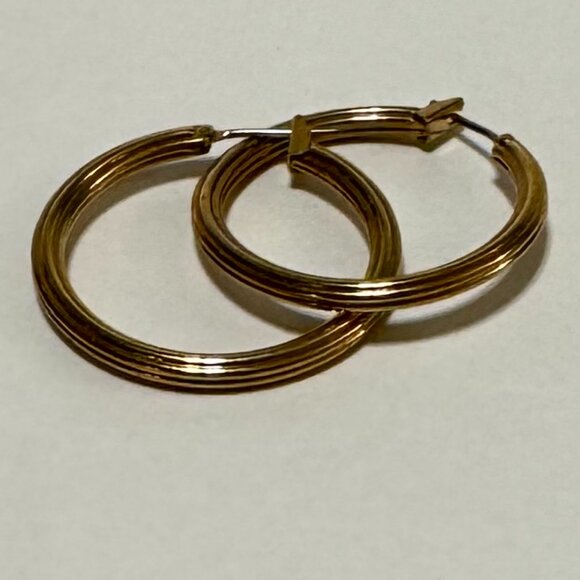 6 Assorted Gold Tone Hoop Pierced Earrings - Picture 6 of 9